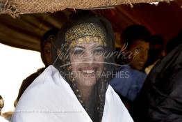 Image du Maroc Professionnelle de  La mariée est assise sous une tente durant la célébration de son mariage au moussem de Tan Tan, qui est organisé dans un site désertique sur lequel la ville de Tan Tan a toujours accueilli la majorité des tribus et des grandes familles nomades du désert lors d'un grand moussem, Samedi 24 Mars 2012. (Photo / Abdeljalil Bounhar)
 